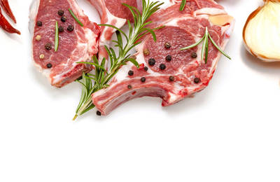 Lamb-chops with chili peppers, rosemary, black peppercorns, and a sliced onion